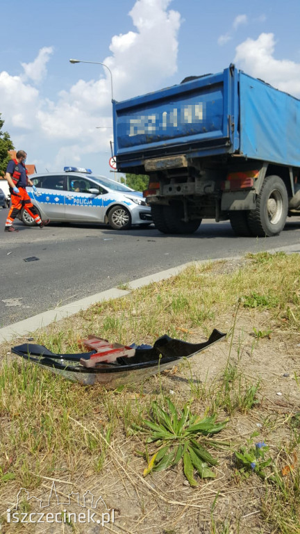Wypadek na ulicy Sikorskiego. Osobówka wjechała w tył ciężarówki