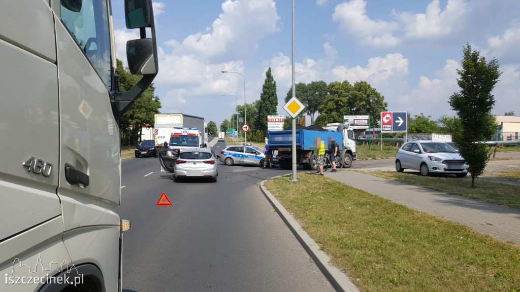 Wypadek na ulicy Sikorskiego. Osobówka wjechała w tył ciężarówki
