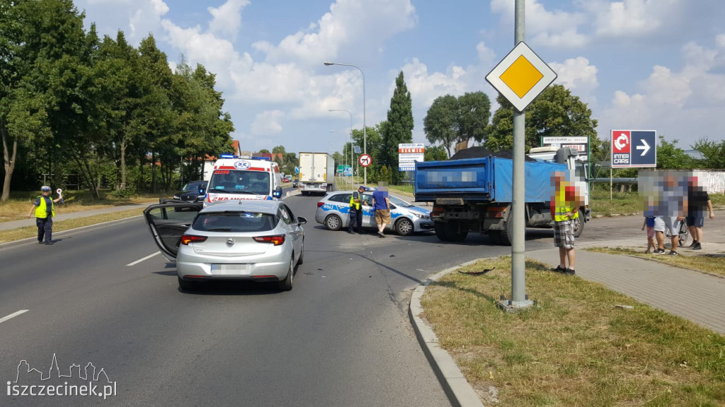Wypadek na ulicy Sikorskiego. Osobówka wjechała w tył ciężarówki