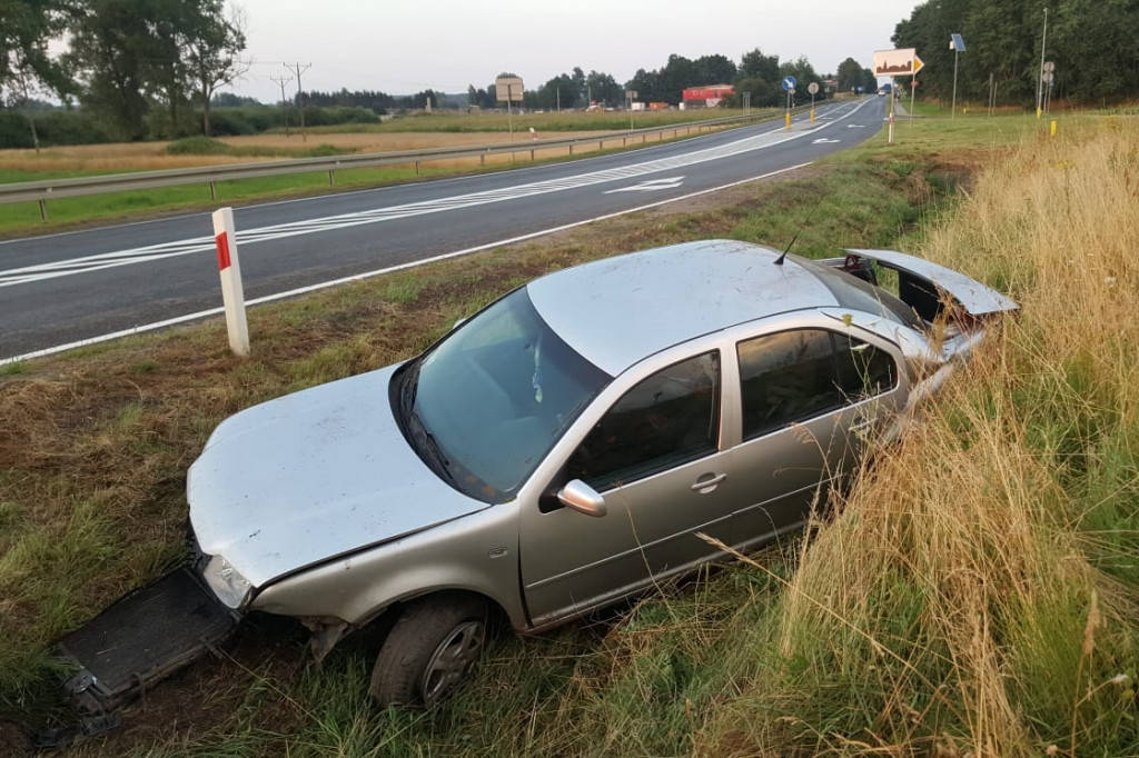 Samochód wypadł z drogi i wpadł do rowu ZDJĘCIA