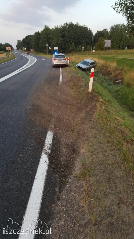 Samochód wypadł z drogi i wpadł do rowu ZDJĘCIA