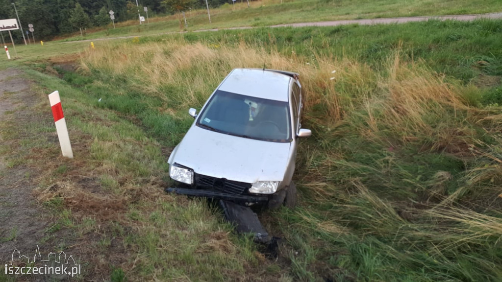 Samochód wypadł z drogi i wpadł do rowu ZDJĘCIA