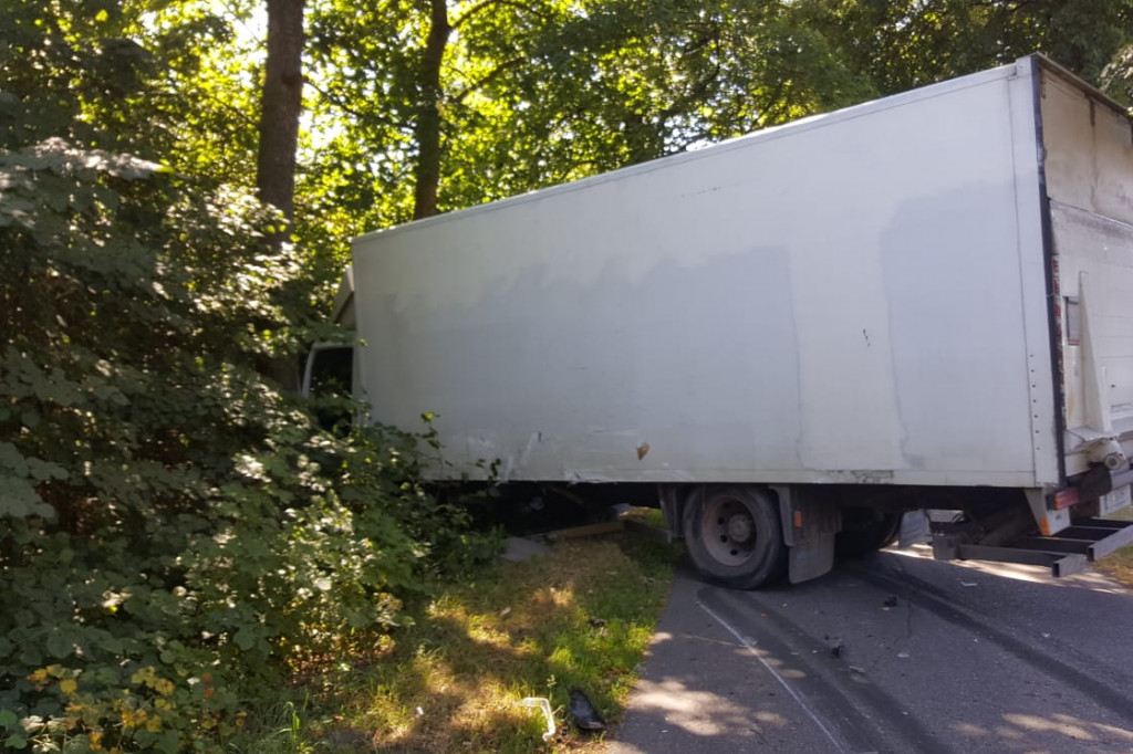 Wypadek na skrzyżowaniuj. Zderzenie ciężarówki z samochodem dostawczym ZDJĘCIA