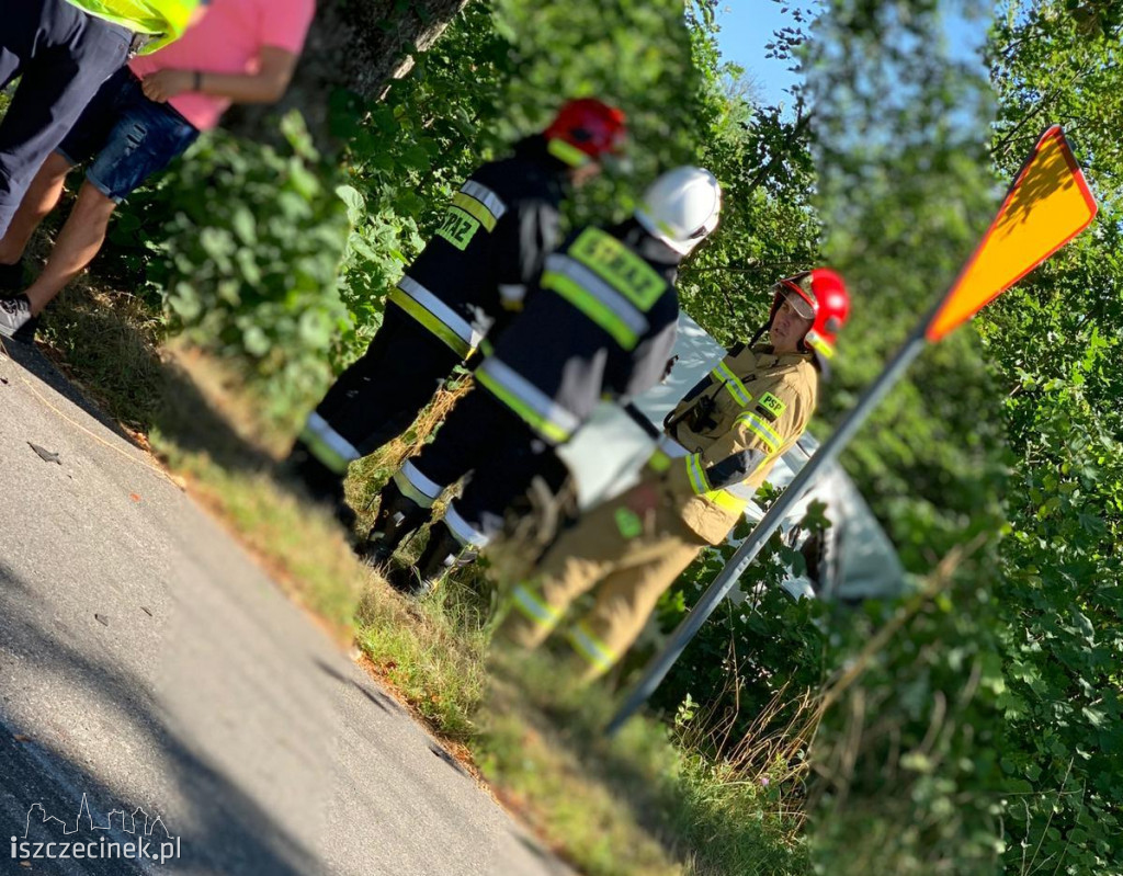 Wypadek na skrzyżowaniuj. Zderzenie ciężarówki z samochodem dostawczym ZDJĘCIA