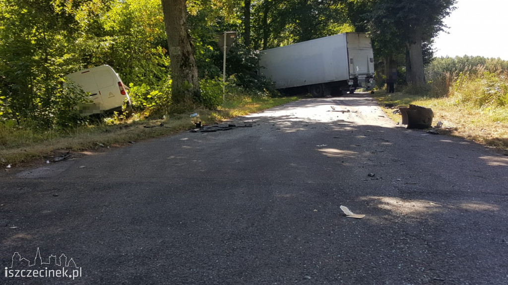 Wypadek na skrzyżowaniuj. Zderzenie ciężarówki z samochodem dostawczym ZDJĘCIA