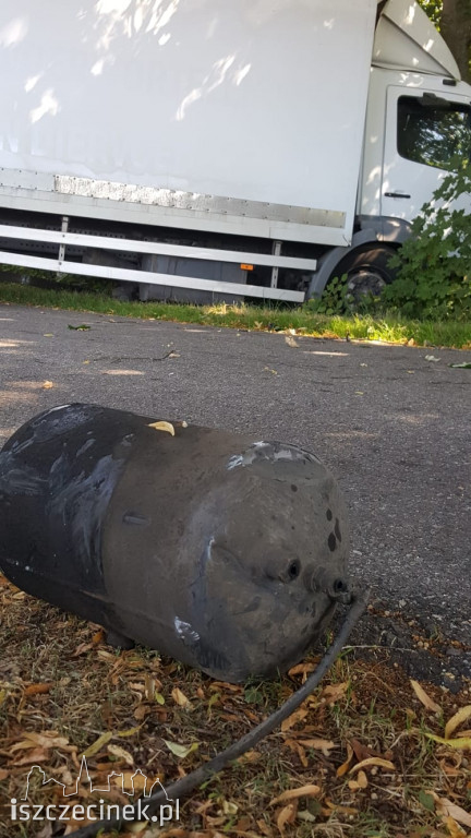Wypadek na skrzyżowaniuj. Zderzenie ciężarówki z samochodem dostawczym ZDJĘCIA