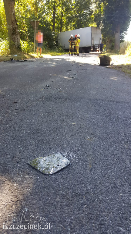 Wypadek na skrzyżowaniuj. Zderzenie ciężarówki z samochodem dostawczym ZDJĘCIA