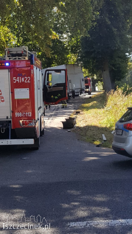 Wypadek na skrzyżowaniuj. Zderzenie ciężarówki z samochodem dostawczym ZDJĘCIA