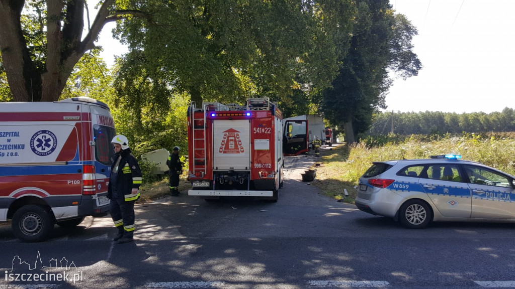 Wypadek na skrzyżowaniuj. Zderzenie ciężarówki z samochodem dostawczym ZDJĘCIA