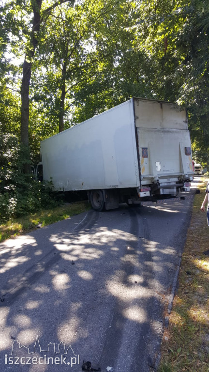 Wypadek na skrzyżowaniuj. Zderzenie ciężarówki z samochodem dostawczym ZDJĘCIA