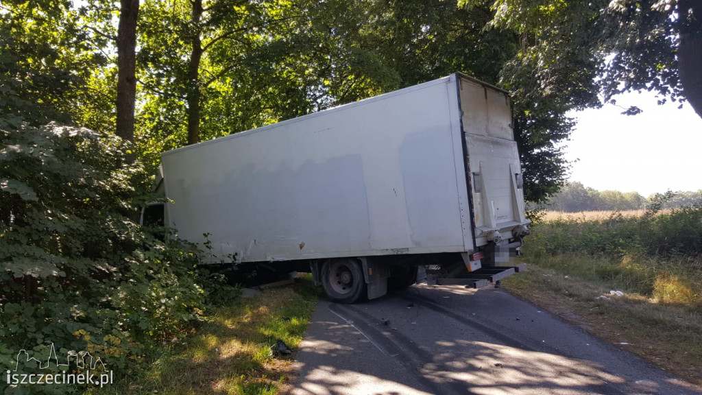 Wypadek na skrzyżowaniuj. Zderzenie ciężarówki z samochodem dostawczym ZDJĘCIA