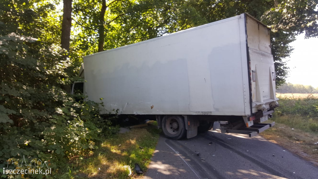 Wypadek na skrzyżowaniuj. Zderzenie ciężarówki z samochodem dostawczym ZDJĘCIA
