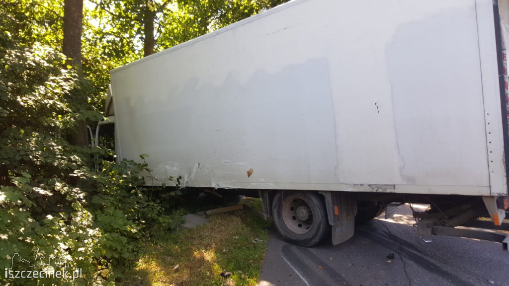 Wypadek na skrzyżowaniuj. Zderzenie ciężarówki z samochodem dostawczym ZDJĘCIA