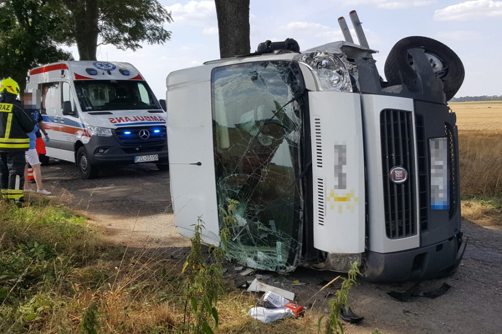 Wypadek auta firmy kurierskiej pod Lotyniem. Kierująca zabrana do szpitala