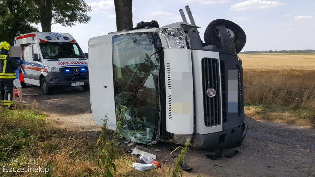 Wypadek auta firmy kurierskiej pod Lotyniem. Kierująca zabrana do szpitala