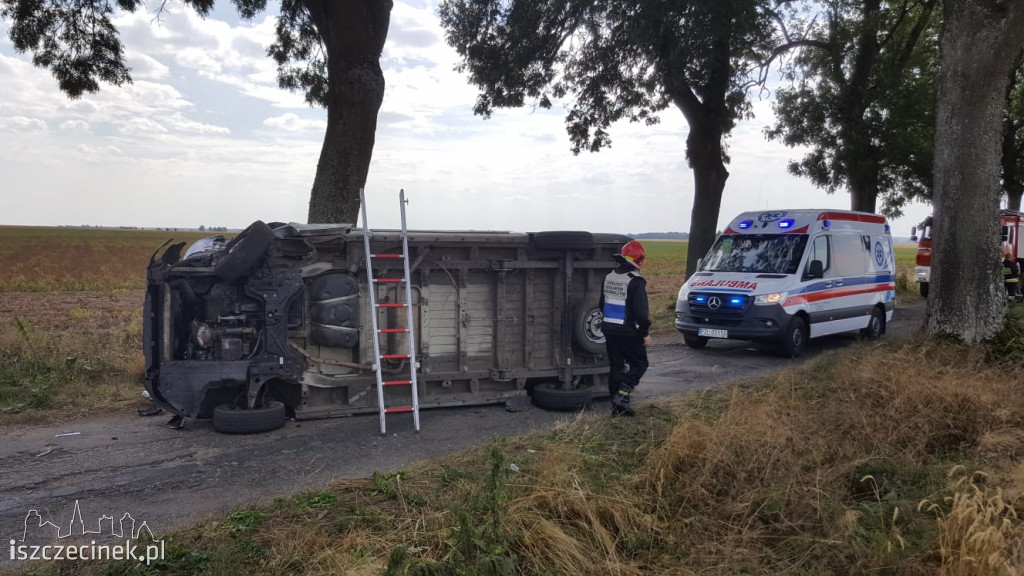 Wypadek auta firmy kurierskiej pod Lotyniem. Kierująca zabrana do szpitala