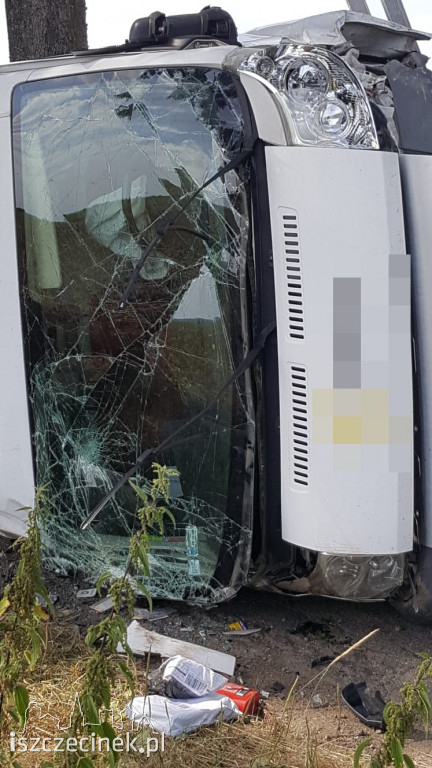 Wypadek auta firmy kurierskiej pod Lotyniem. Kierująca zabrana do szpitala