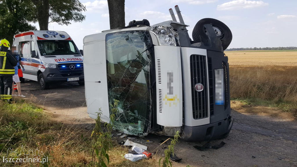 Wypadek auta firmy kurierskiej pod Lotyniem. Kierująca zabrana do szpitala