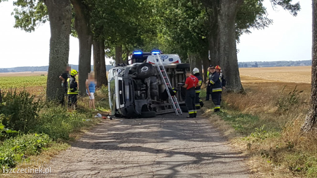 Wypadek auta firmy kurierskiej pod Lotyniem. Kierująca zabrana do szpitala