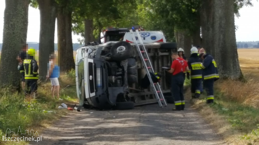 Wypadek auta firmy kurierskiej pod Lotyniem. Kierująca zabrana do szpitala