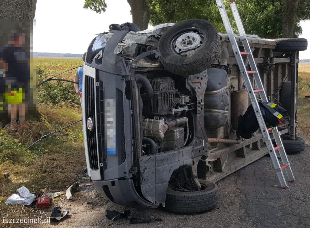 Wypadek auta firmy kurierskiej pod Lotyniem. Kierująca zabrana do szpitala