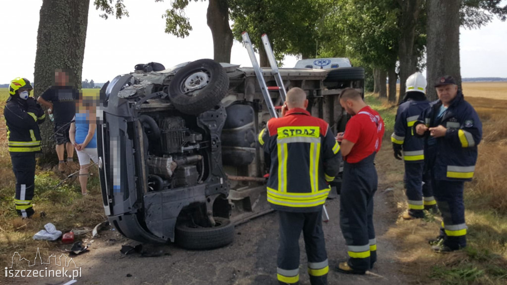 Wypadek auta firmy kurierskiej pod Lotyniem. Kierująca zabrana do szpitala
