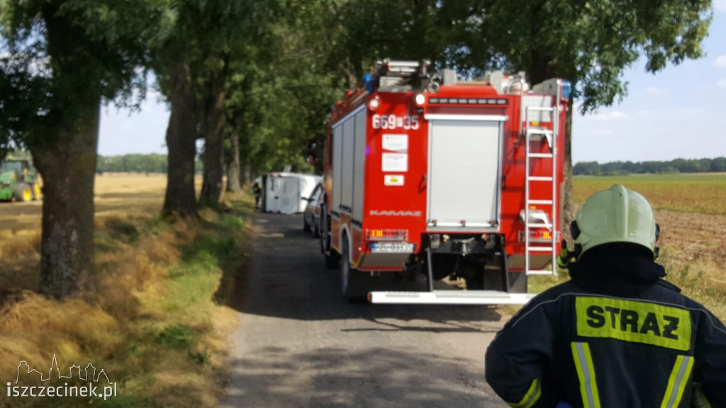 Wypadek auta firmy kurierskiej pod Lotyniem. Kierująca zabrana do szpitala