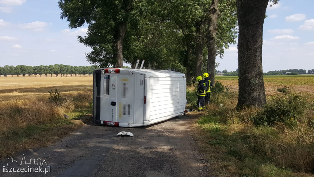Wypadek auta firmy kurierskiej pod Lotyniem. Kierująca zabrana do szpitala