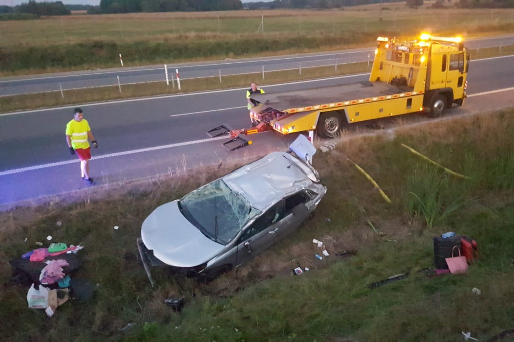 Wypadek na S11. Dachował samochód osobowy [ZDJĘCIA]