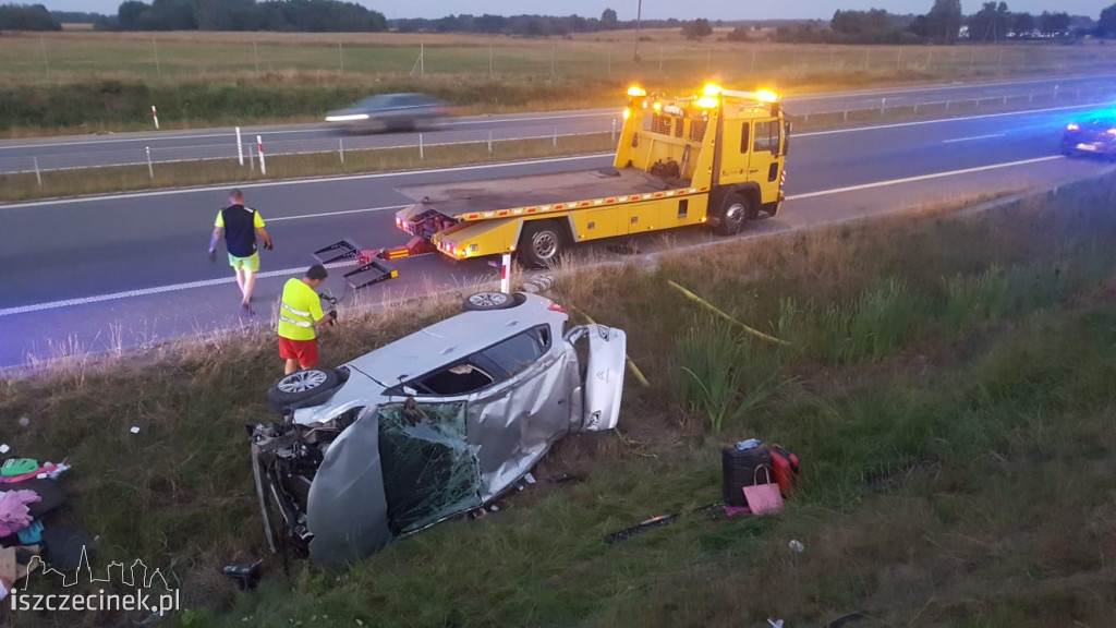 Wypadek na S11. Dachował samochód osobowy [ZDJĘCIA]