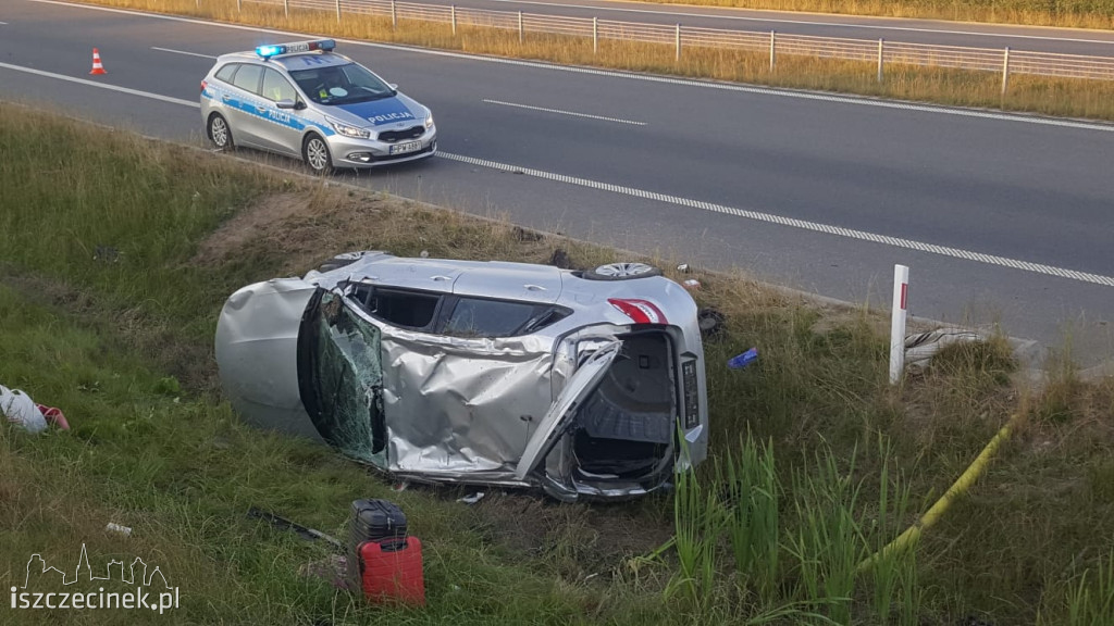 Wypadek na S11. Dachował samochód osobowy [ZDJĘCIA]
