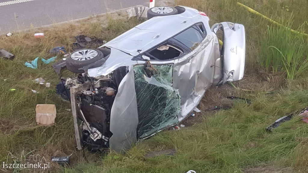 Wypadek na S11. Dachował samochód osobowy [ZDJĘCIA]