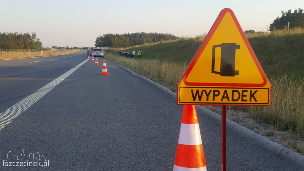 Wypadek na S11. Dachował samochód osobowy [ZDJĘCIA]