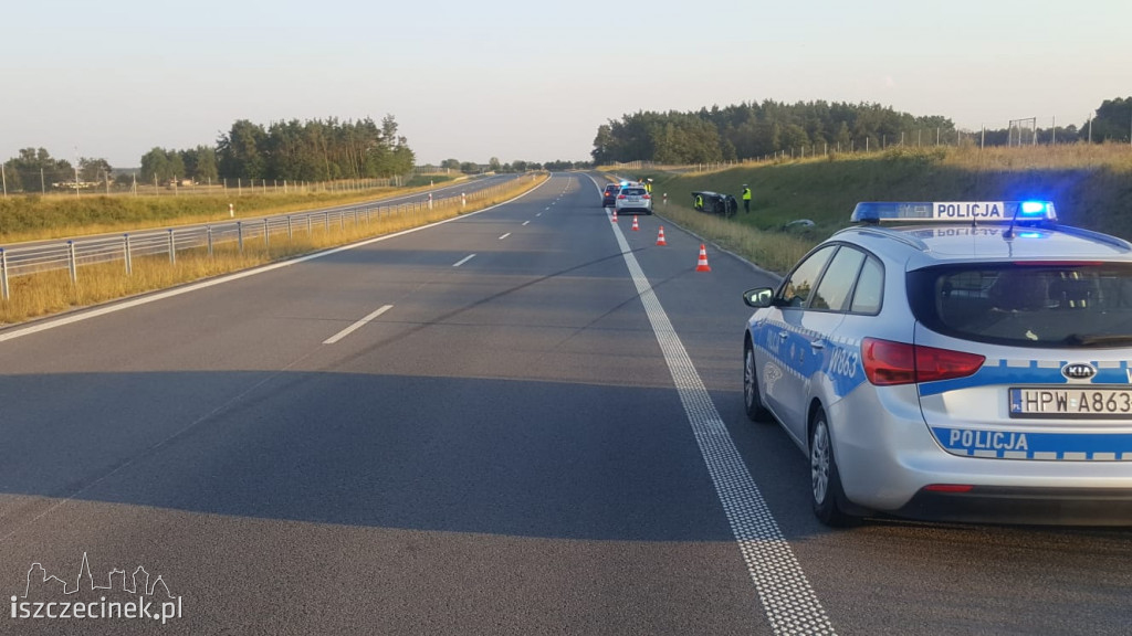 Wypadek na S11. Dachował samochód osobowy [ZDJĘCIA]
