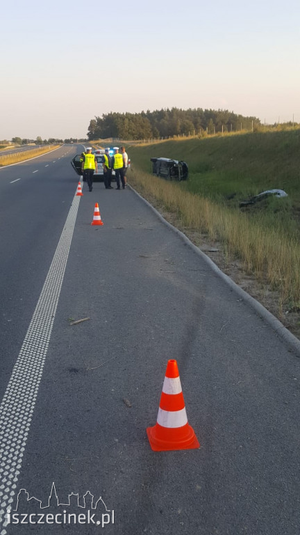 Wypadek na S11. Dachował samochód osobowy [ZDJĘCIA]