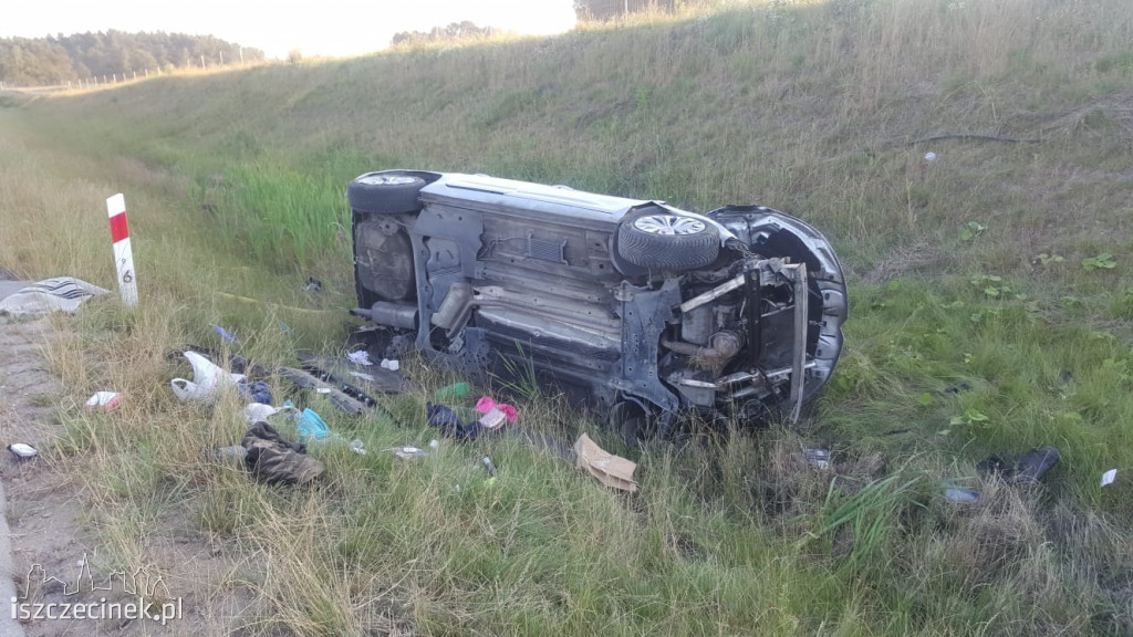 Wypadek na S11. Dachował samochód osobowy [ZDJĘCIA]