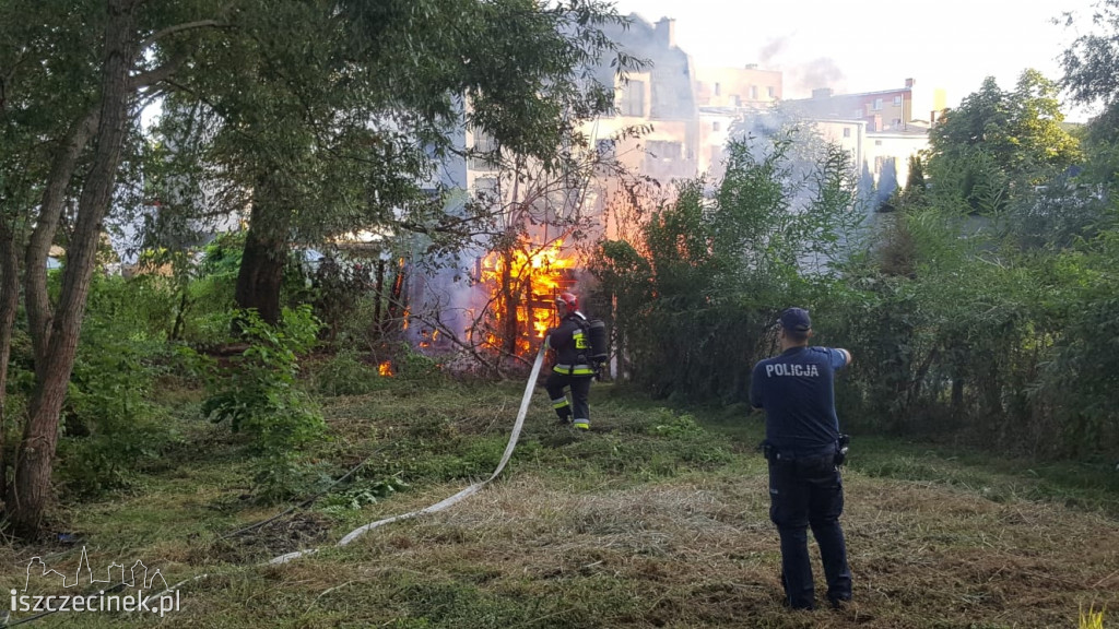Czarny dym w centrum miasta. Pożar przy ul. Winnicznej