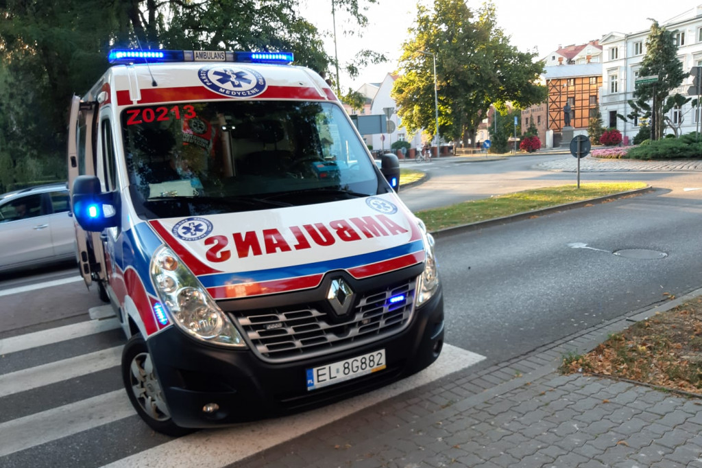 Groźny wypadek przy dużym kościele. Rowerzysta trafił do szpitala
