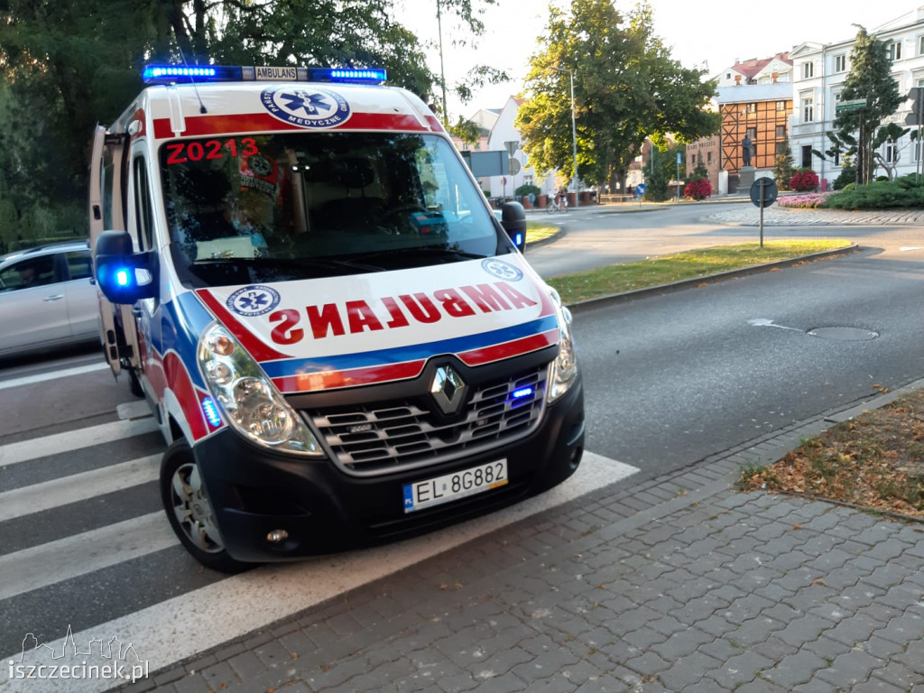 Groźny wypadek przy dużym kościele. Rowerzysta trafił do szpitala