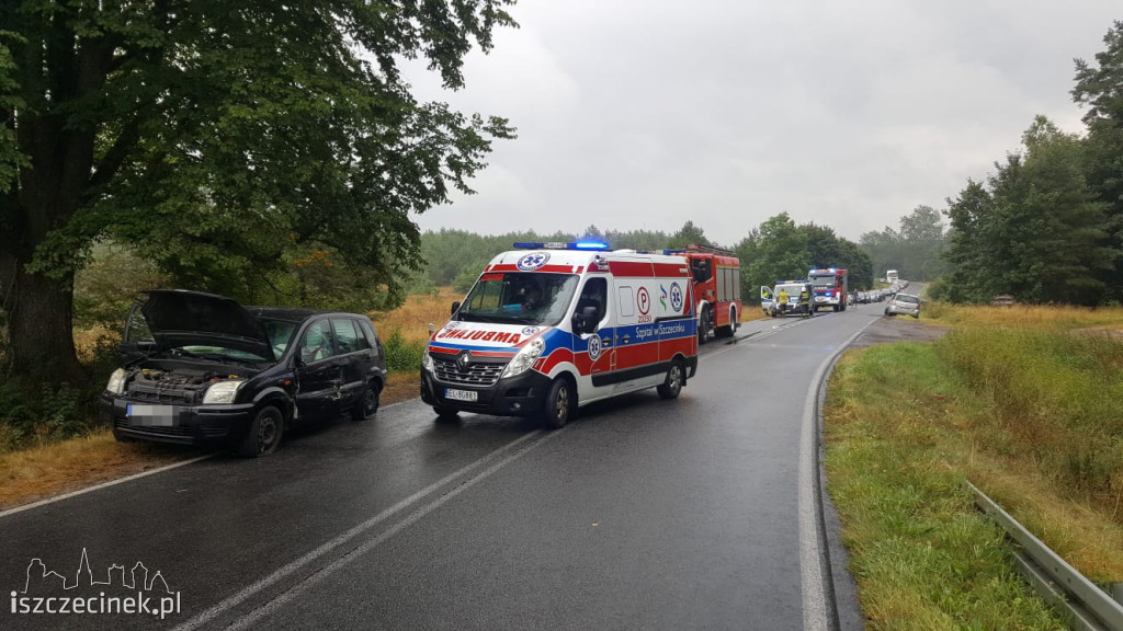 Wypadek pod Radaczem. Zderzenie dwóch samochodów