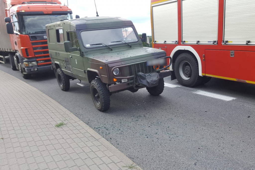Zderzenie dwóch samochodów. Wojskowy tarpan najechał na tył seata