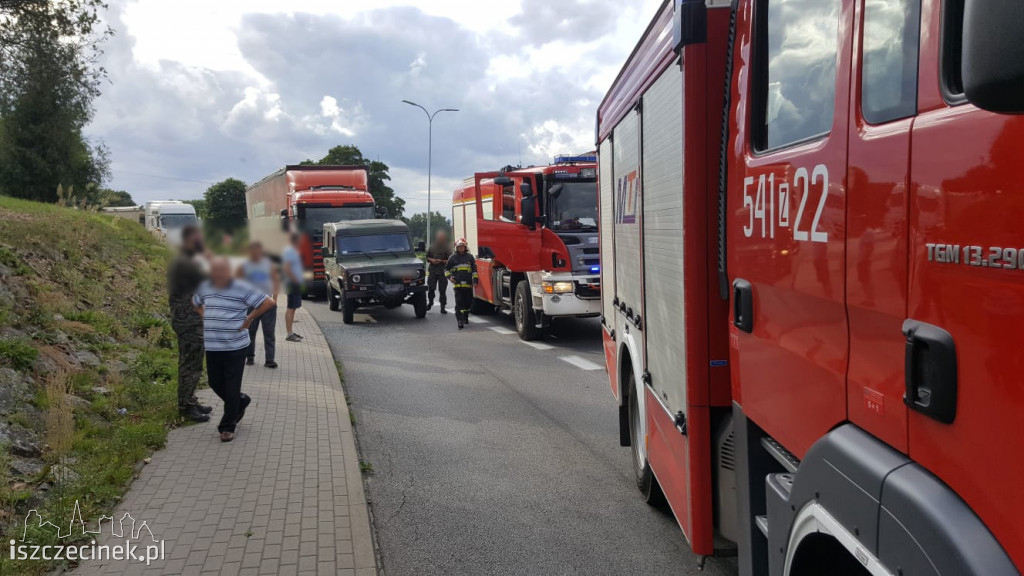 Zderzenie dwóch samochodów. Wojskowy tarpan najechał na tył seata