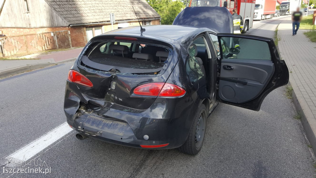 Zderzenie dwóch samochodów. Wojskowy tarpan najechał na tył seata