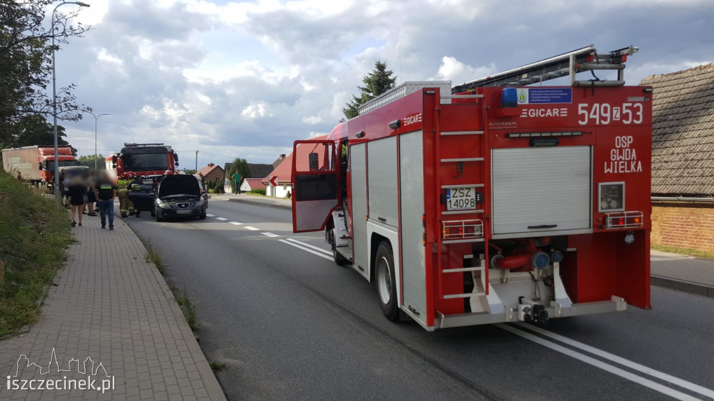 Zderzenie dwóch samochodów. Wojskowy tarpan najechał na tył seata