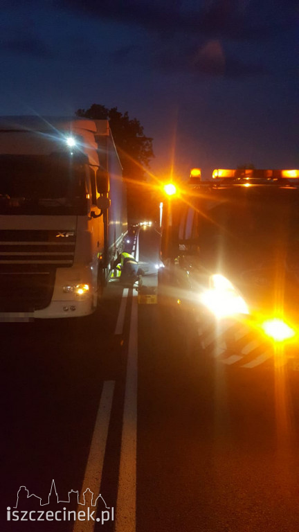 Koło odpadło z ciężarówki i uderzyło w samochód
