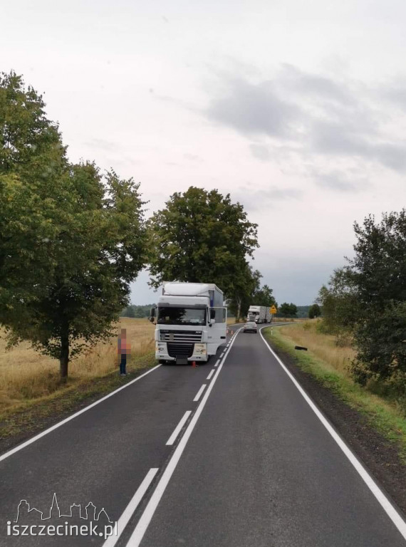 Koło odpadło z ciężarówki i uderzyło w samochód