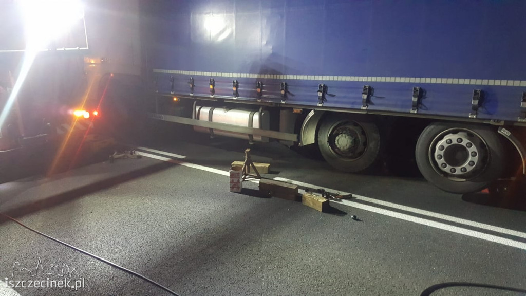 Koło odpadło z ciężarówki i uderzyło w samochód