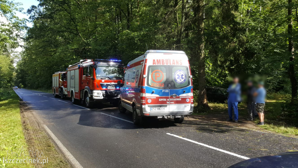 	Wypadek na trasie Szczecinek - Barwice. Opel uderzył w drzewo