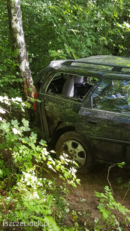 	Wypadek na trasie Szczecinek - Barwice. Opel uderzył w drzewo