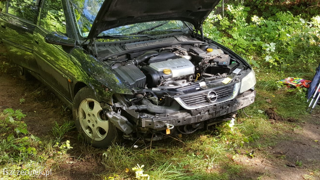 	Wypadek na trasie Szczecinek - Barwice. Opel uderzył w drzewo